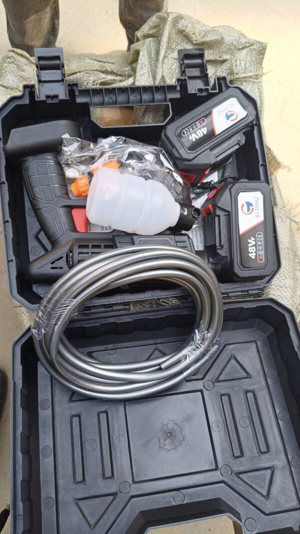 Pressure washer with 2 batteries 48volts